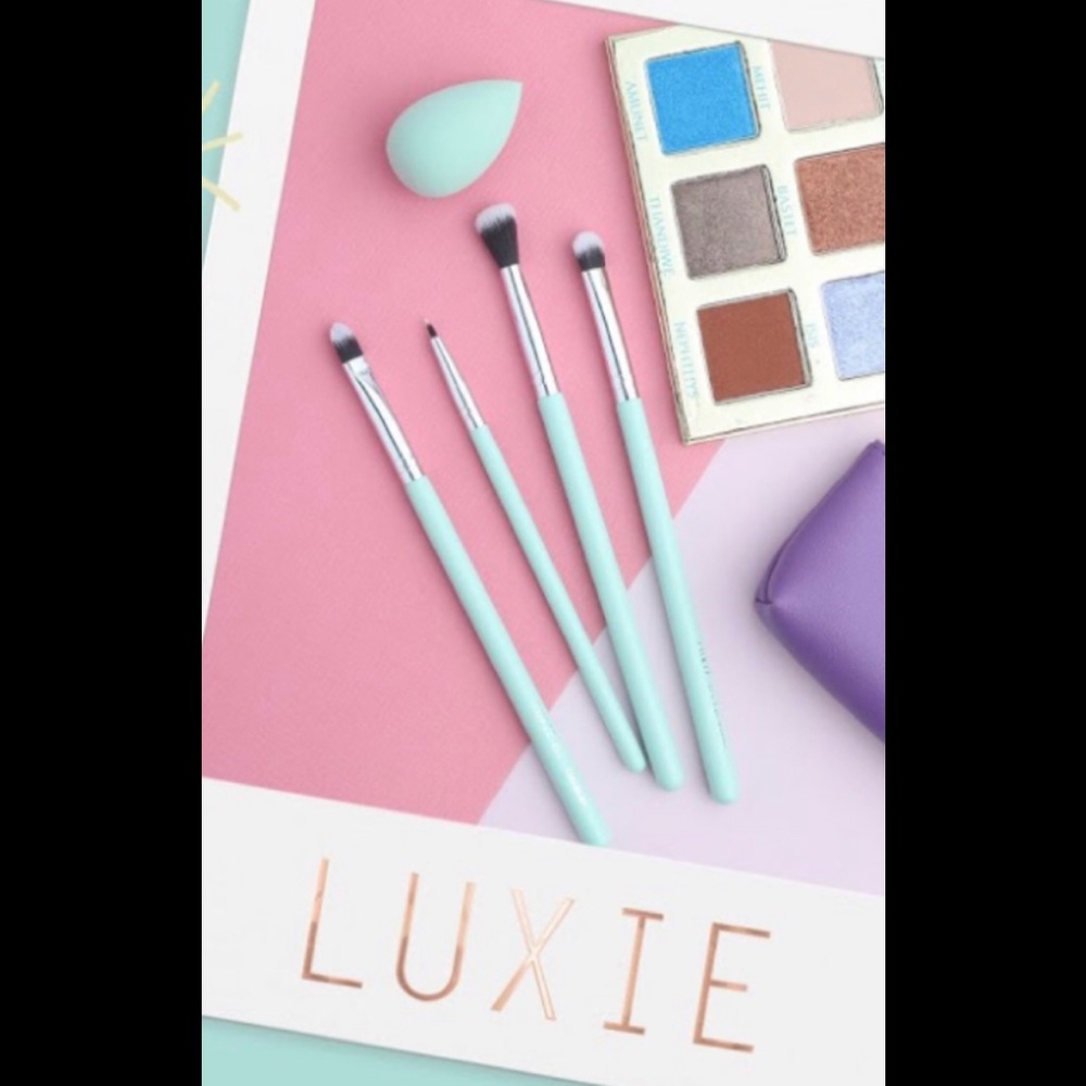LUXIE Florals Set 5 Piece Cosmetic Brushes/Blending Sponge & Bonus Cosmetic Case